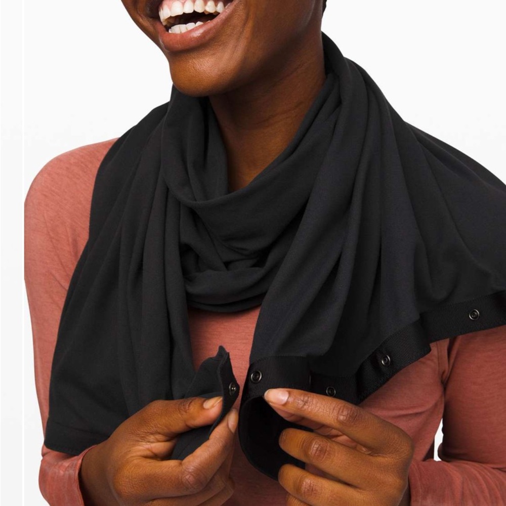 Lululemon Customizable Snap Scarf
Black